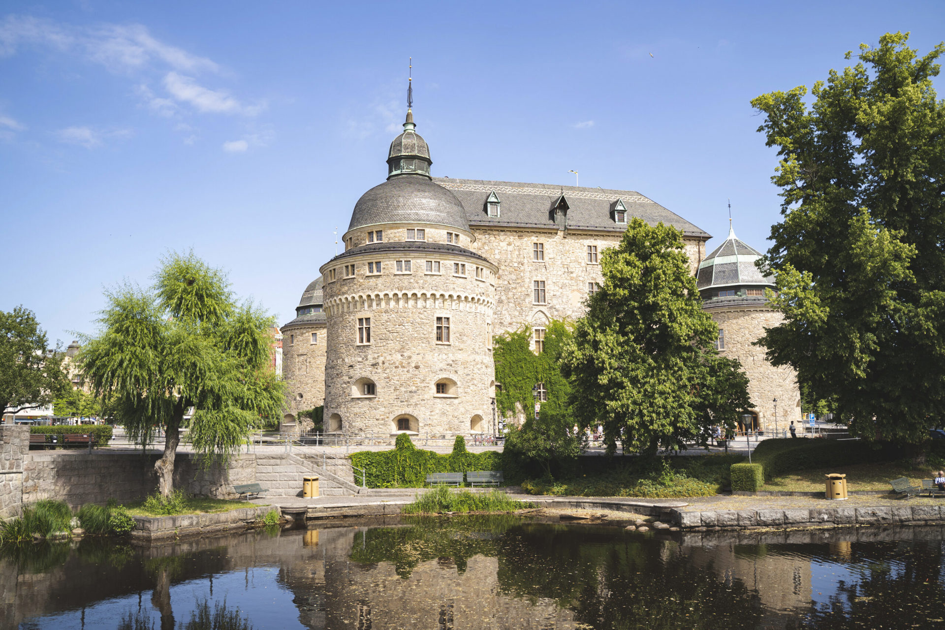 Orebro_slott_sommar-scaled.jpg.