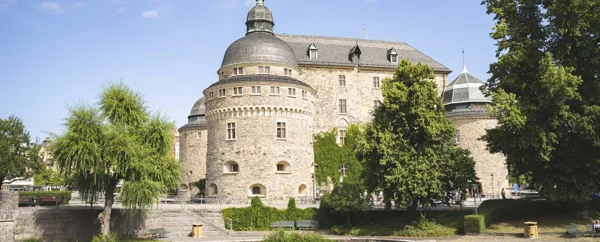 Orebro_slott_sommar-scaled.jpg.