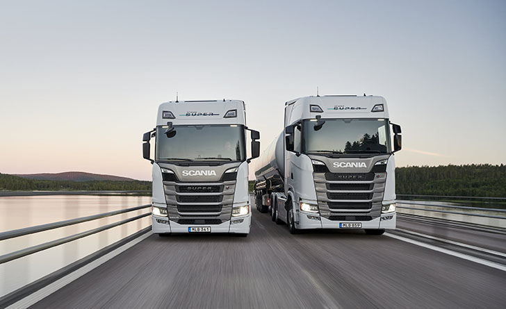 Scania Super lastbilar på väg