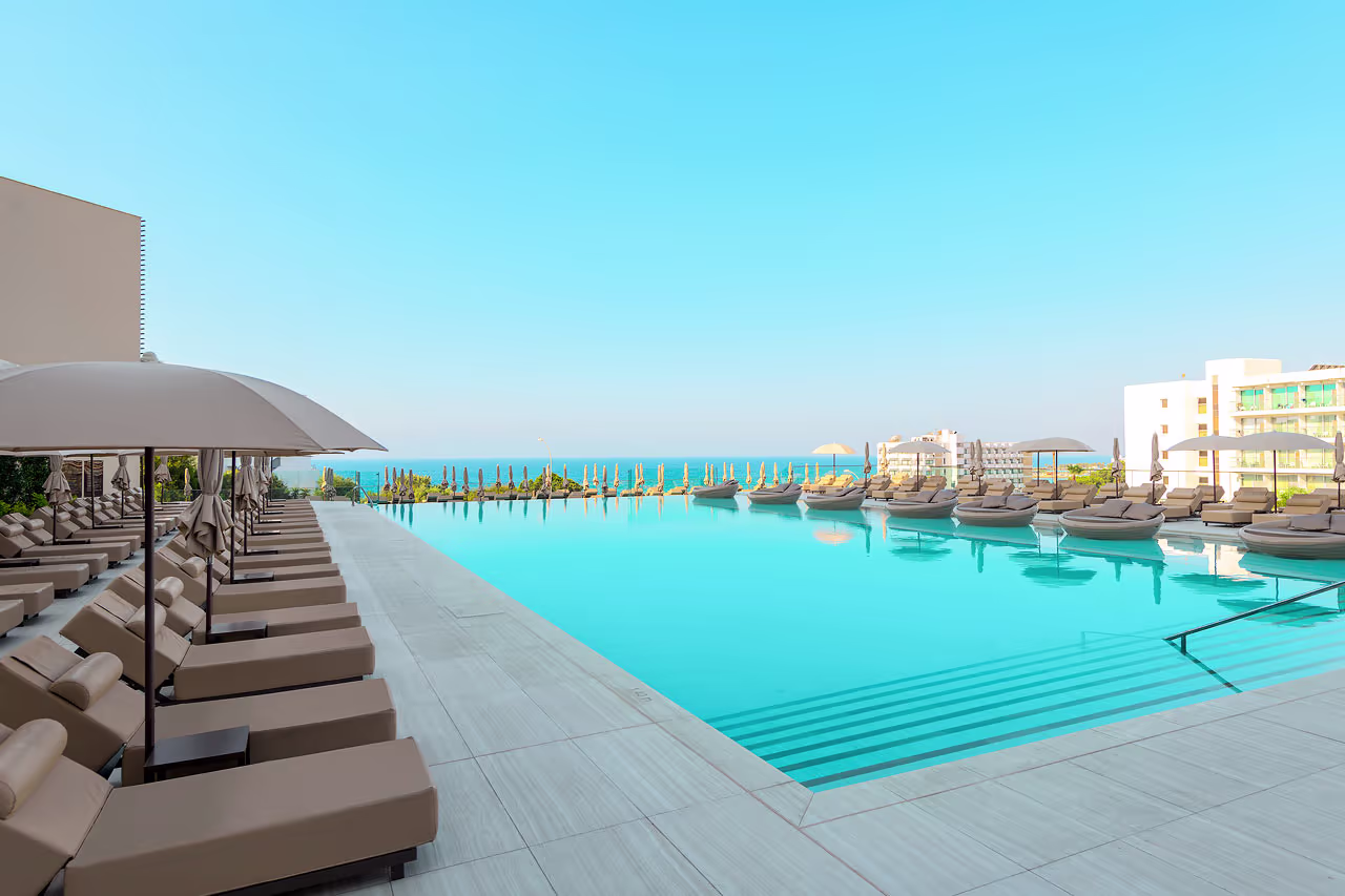 bild på hotellpool